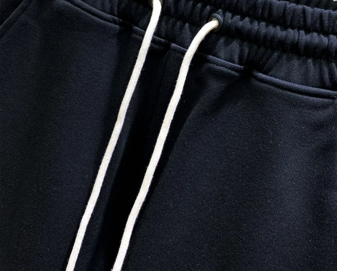 P230 🌟🌟 Stone Island Casual Shorts # Pure cotton fish scale bottom fabric The fabric is made of 10S single yarn + 16S double yarn; the top layer uses 10S single yarn to ensure the surface texture, and the bottom layer uses 16S double yarn to increase strength. The surface single yarn is thicker, providing better strength and wear resistance, and is suitable as a support structure for the surface layer. Two-ply threads are stronger, resist pilling, and are often used in base layers to enhance fabric durability. # Mid-waist vertical sports pants style. Loose trousers are not limited to body and leg shapes, and are tolerant and have a strong vertical effect; they are attached to mid-waist straight shorts. Connect the middle pleats and side pockets of the trousers to increase the slack in the trouser legs and facilitate storage of items. The back waist dart directly connects to the single pocket teeth. The corners of the trousers are hand-finished and the elasticity is adjusted by a drawstring. Size: S-XL